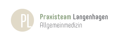 Logo of Praxisteam Langenhagen: Beige circle with the letters "PL" in it and green-grey lettering next to it "Praxisteam Langenhagen Allgemeinmedizin" (Practice team Langenhagen, GP)