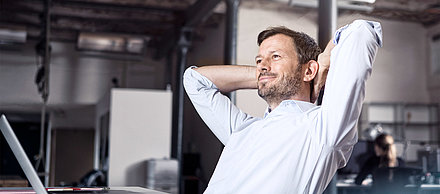 Header LMC: Content man sits back and makes LMC work for him