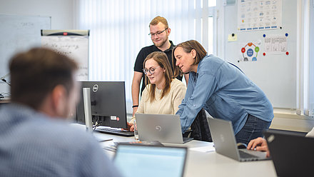 Trainer explains to trainees what's on their computer