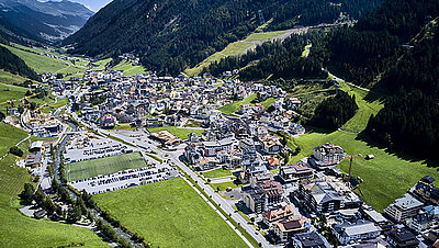 Photo of the municipality of Ischgl taken from above from an airplane: Idyllic houses and streets in the valley between the mountains