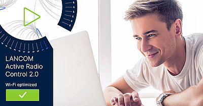 Young, blond man looks contentedly at his laptop and is pleased with the automated Wi-Fi optimization in the LANCOM Management Cloud; on the left is a dark blue band with a green check mark and the words "LANCOM Active Radio Control 2.0, Wi-Fi optimized"
