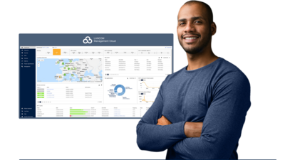 Man with folded arms in front of a screenshot from the LANCOM Management Cloud (LMC)