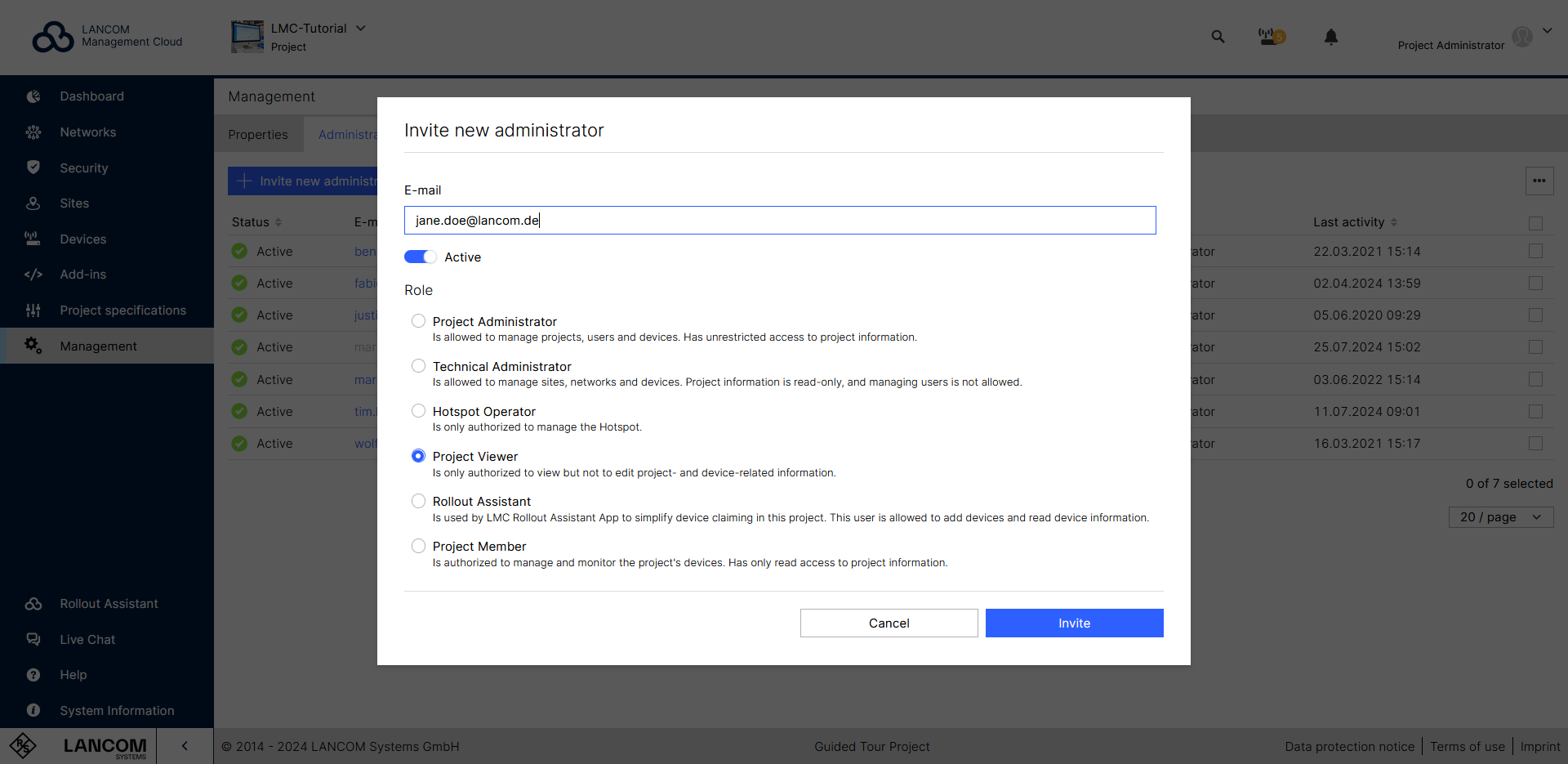 Screenshot der LANCOM Management Cloud mit dem Fenster, um neue Administratoren einzuladen