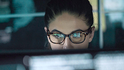 Young woman with ponytail and glasses checks data traffic on a PC using the R&S®PACE 2 deep packet inspection (DPI) engine