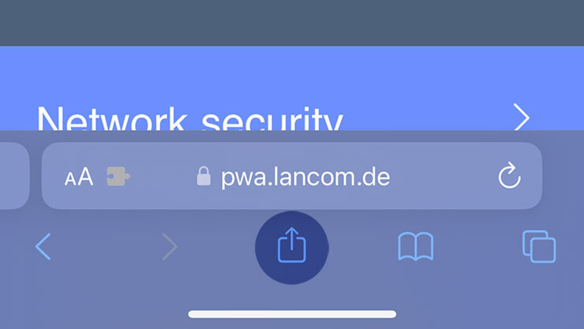 Screenshot: LANCOM InfoHub Progressive Web App in Safari Browser auf Smartphone geöffnet. Bei Klick auf Icon mit Viereck und Pfeil nach oben in der Apple Bedienoberfäche am unteren Smartphone Rand öffnen sich die  verfügbaren Browseroptionen