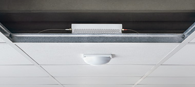Application example LANCOM Airlancer IN-Q180 antenna Photo of ceiling mounted LANCOM Airlancer IN-Q180 antenna
